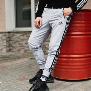 Фото Одежда Спортивные штаны в стиле Adidas Originals серые