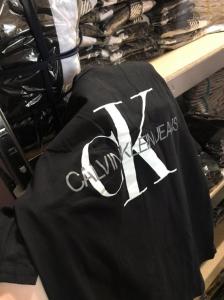 Фото Одежда Футболка черная Calvin Klein большой принт