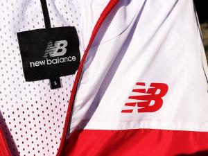 Фото Одежда Ветровка New Balance S20 красно-белая