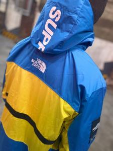 Фото  Куртка Supreme x The North Face SteepTech blue-yellow