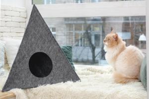 Фото  Треугольный домик для кота из войлока 