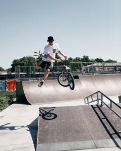 Фото Одежда Футболка оверсайз Пушка Огонь Pants с рефлективом белая