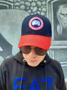 Фото Шапки, кепки Кепка бейсболка тракер Canada Goose Сине-красный