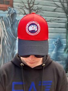 Фото Шапки, кепки Кепка бейсболка тракер Canada Goose Красно-синий