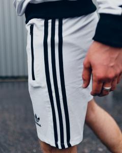 Фото Одежда Шорты трикотажные в стиле Adidas Three line белые
