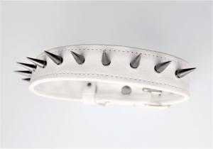 Фото  Кожаный ошейник с черными шипами 