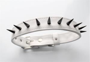 Фото  Кожаный ошейник с черными шипами 