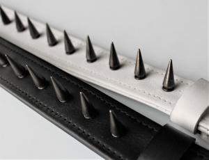 Фото  Кожаный ошейник с черными шипами 