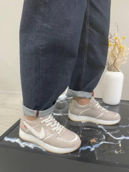 Nike жіночі шкіряні кросівки на шнуровці