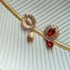  Металева серединка 24 * 45мм. Золота основа з червоним камінчиком та  підвіскоюкришталевими стразами. Декор для шитья и рукоделия в Украине