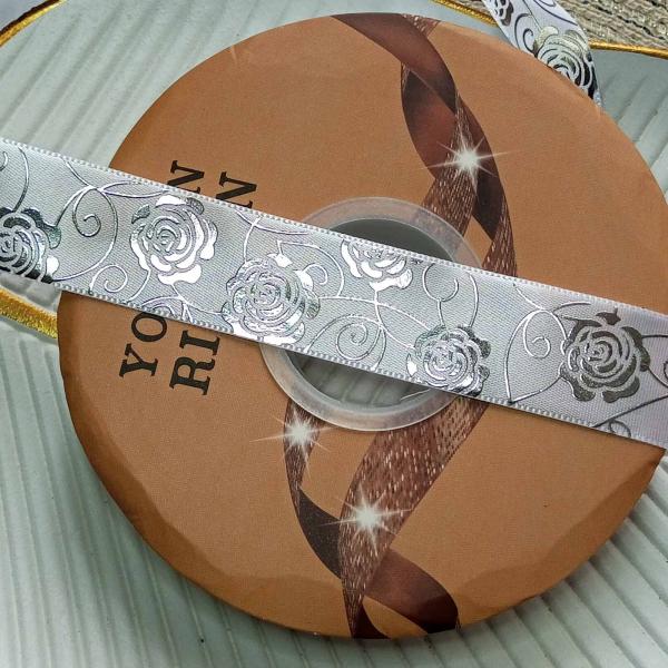 Фото Нові товари Стрічка сатинова біла  2.5 см з глітерним малюнком троянди срібні  для бантиків та декору 