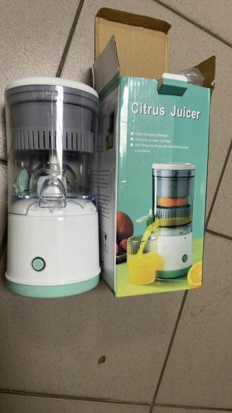 Фото  УЦЕНКА! Аккумуляторная соковыжималка Citrus Juicer от USB 0.4л (Повреждение корпуса 3156)