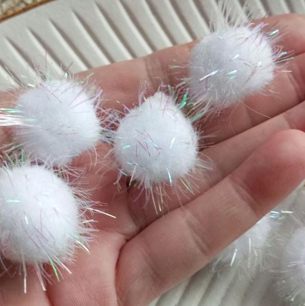 Фото Новий рік Помпони білі з блиском 2.5 см  пакунок 10 штук  для декору .бантики прикраси