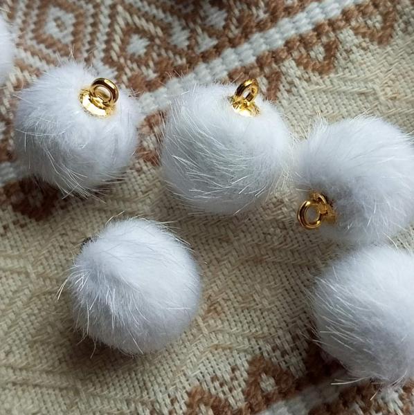 Фото В'язаний, тканинний декор. помпони Помпони зі штучного хутра та підвіскою  15 мм білі для прикраси декор вусілля