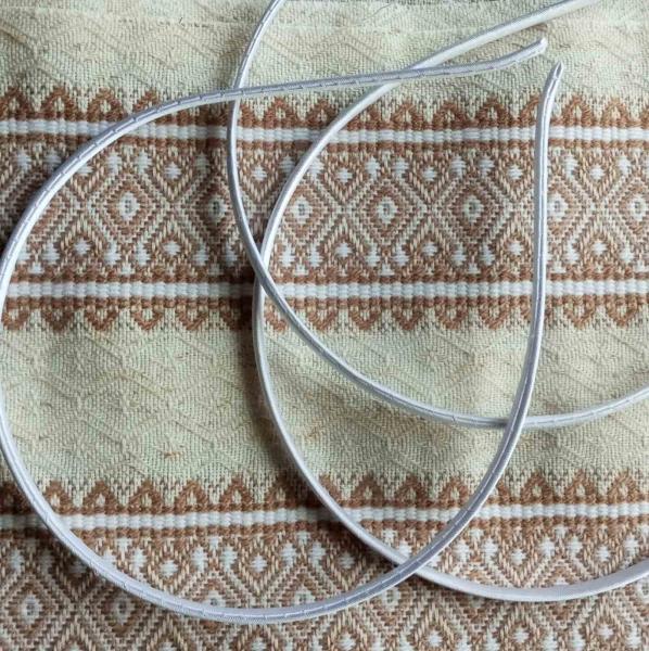 Фото Заготовки та фурнітура для заколок ,віночків та брелоків, Обручі для волосся Обруч  металевий обтягнутий атласнаю тканиною білий 0.5 мм