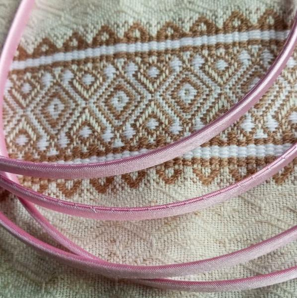 Фото Заготовки та фурнітура для заколок ,віночків та брелоків Обруч  металевий обтягнутий атласнаю тканиною  рожевий 0.5 мм