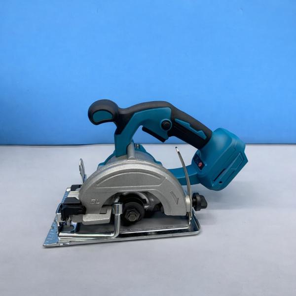 Фото Автотовары, электроинструмент, ручной инструмент Ручная циркулярная пила с диском 185 мм и 2 аккумуляторами