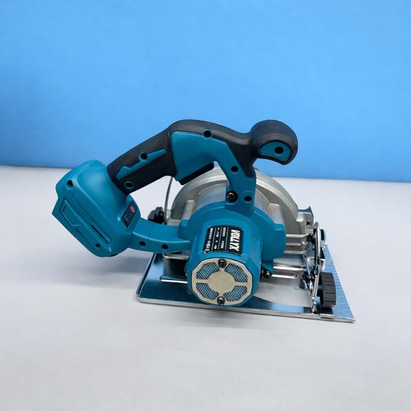 Фото Автотовары, электроинструмент, ручной инструмент Ручная циркулярная пила с диском 185 мм и 2 аккумуляторами