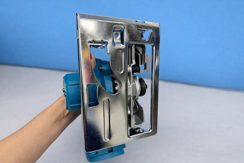 Фото Автотовары, электроинструмент, ручной инструмент Ручная циркулярная пила с диском 185 мм и 2 аккумуляторами