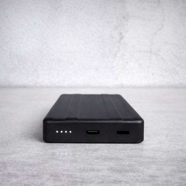 Фото PowerBank, внешние аккумуляторы Power Bank King Power WPG-104 Magnetic 10000 mAh с беспроводной зарядкой MagSafe и быстрой зарядкой QC 3.0 / PD 22.5W
