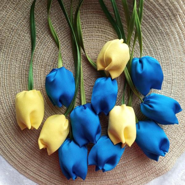 Фото В'язаний, тканинний декор. помпони Тюльпани текстильні на підвісці жовті та блакитні  атласні для прикрас та декору