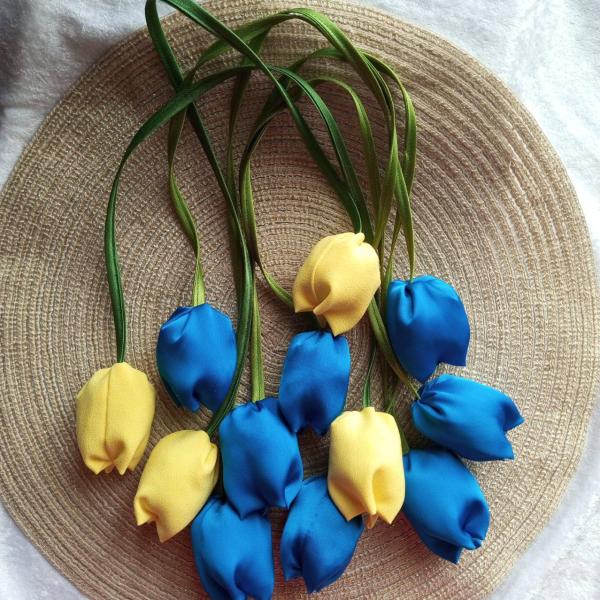 Фото В'язаний, тканинний декор. помпони Тюльпани текстильні на підвісці жовті та блакитні  атласні для прикрас та декору