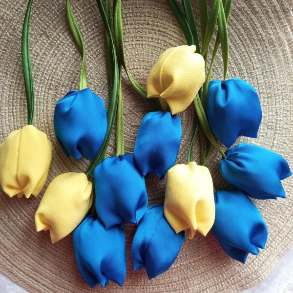 Фото В'язаний, тканинний декор. помпони Тюльпани текстильні на підвісці жовті та блакитні  атласні для прикрас та декору