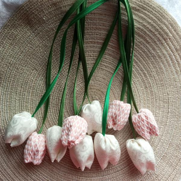 Фото В'язаний, тканинний декор. помпони Тюльпани на підвісці  текстильнікремові та рожеві для декору та прикрас