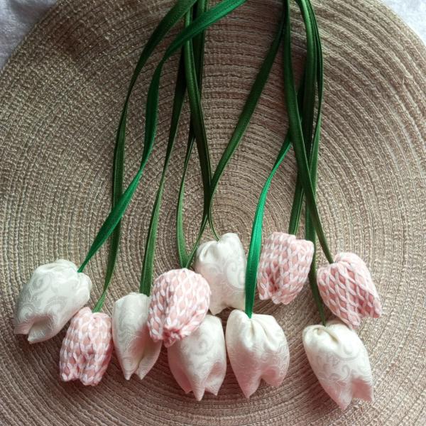 Фото В'язаний, тканинний декор. помпони Тюльпани на підвісці  текстильнікремові та рожеві для декору та прикрас