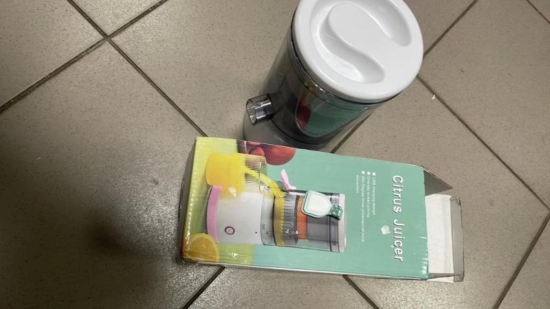 Фото  УЦЕНКА! Аккумуляторная соковыжималка Citrus Juicer от USB 0.4л (Плохая упаковка, нет носика 3424)