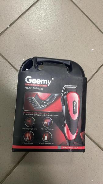 Фото  УЦЕНКА! Машинка для стрижки собак и кошек Geemy GM-1023, 4 насадки, щетки (Повреждение корпуса 3363)